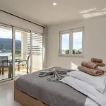 Holidays Roko - Sea View With Pool (adults Only) Apartamento Grebaštica