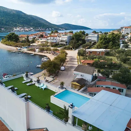 Apartment Holidays Roko *